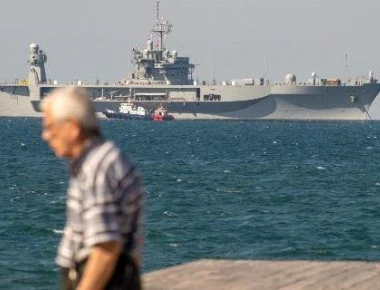 ΔΕΘ: Η ναυαρχίδα του 6ου Αμερικανικού Στόλου κοσμεί τον Θερμαϊκό στη Θεσσαλονίκη (φωτό)